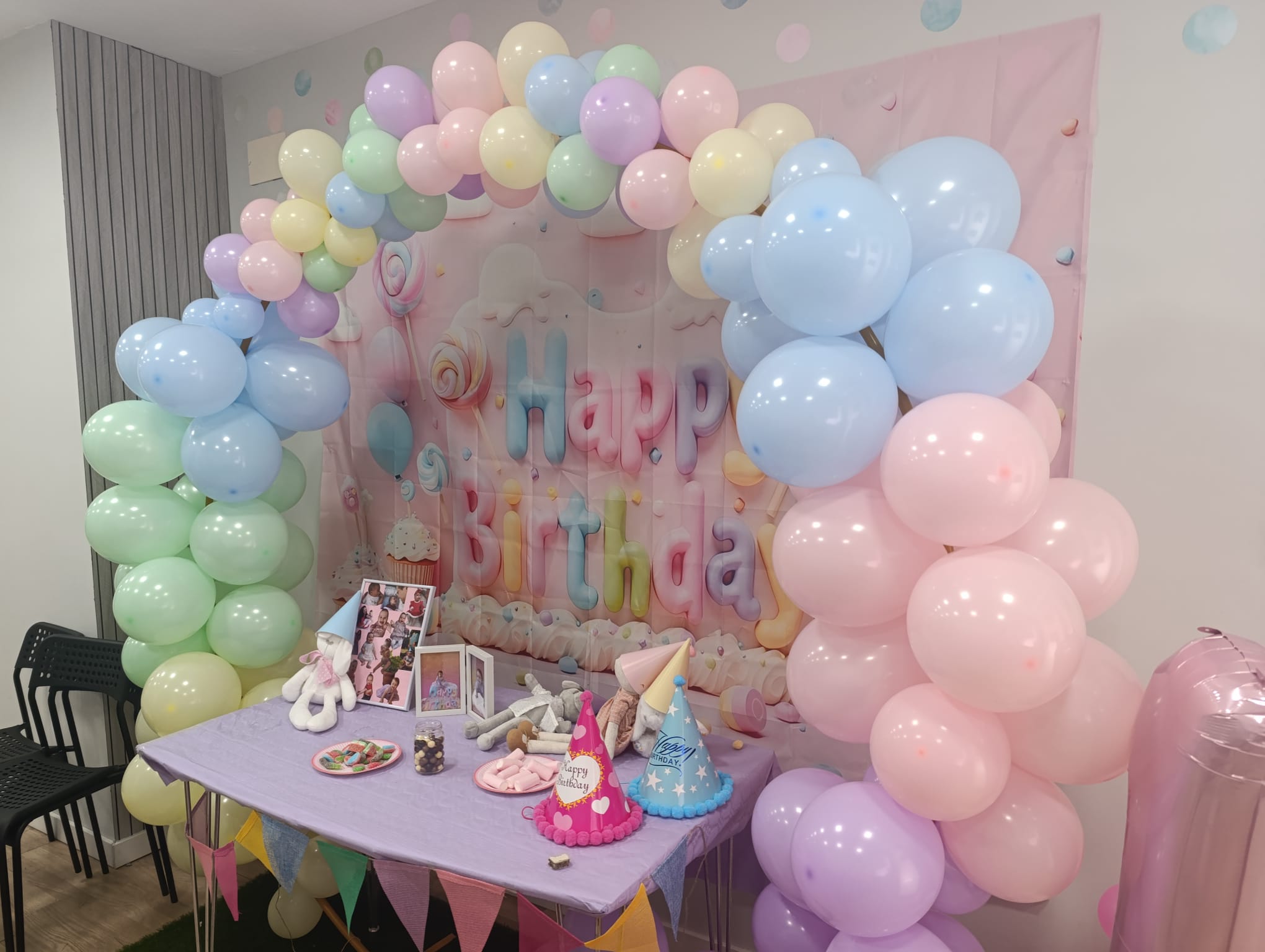 Mesa dulce rosa para cumpleaños infantiles