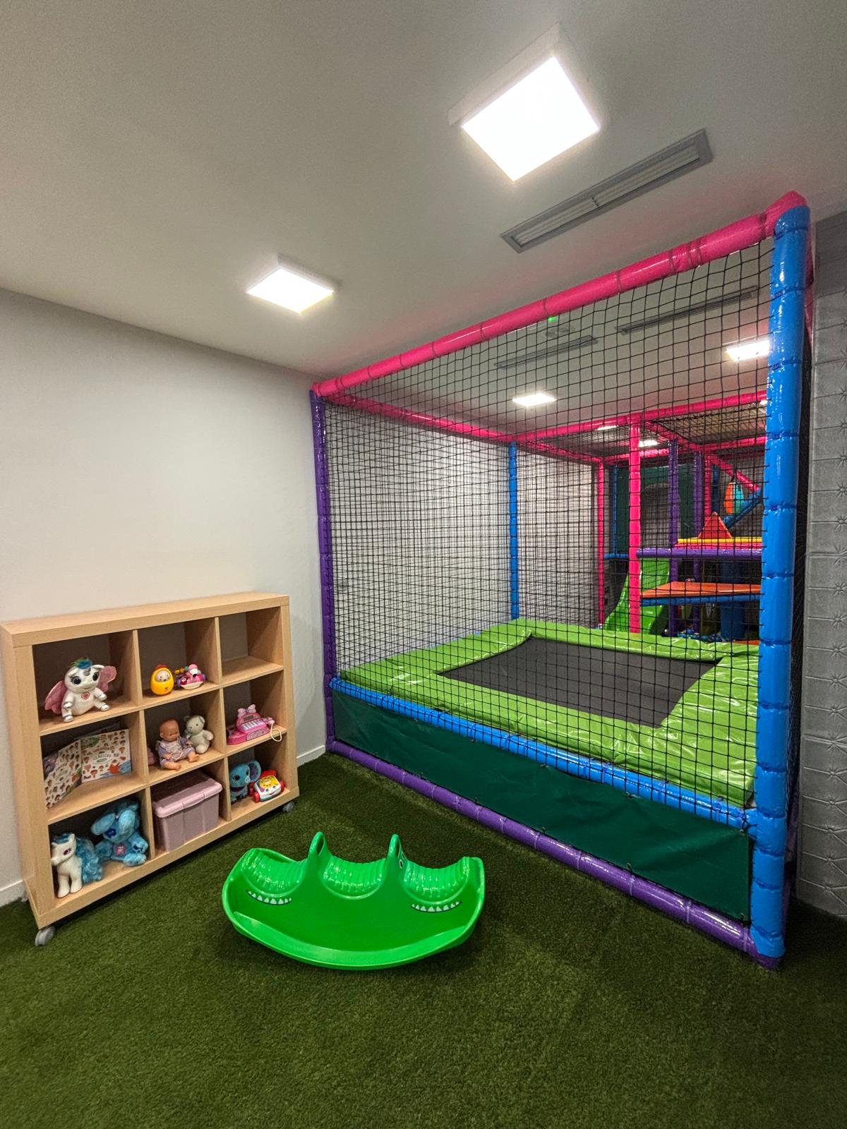 Niños jugando en el parque de bolas KukiPark en Elche